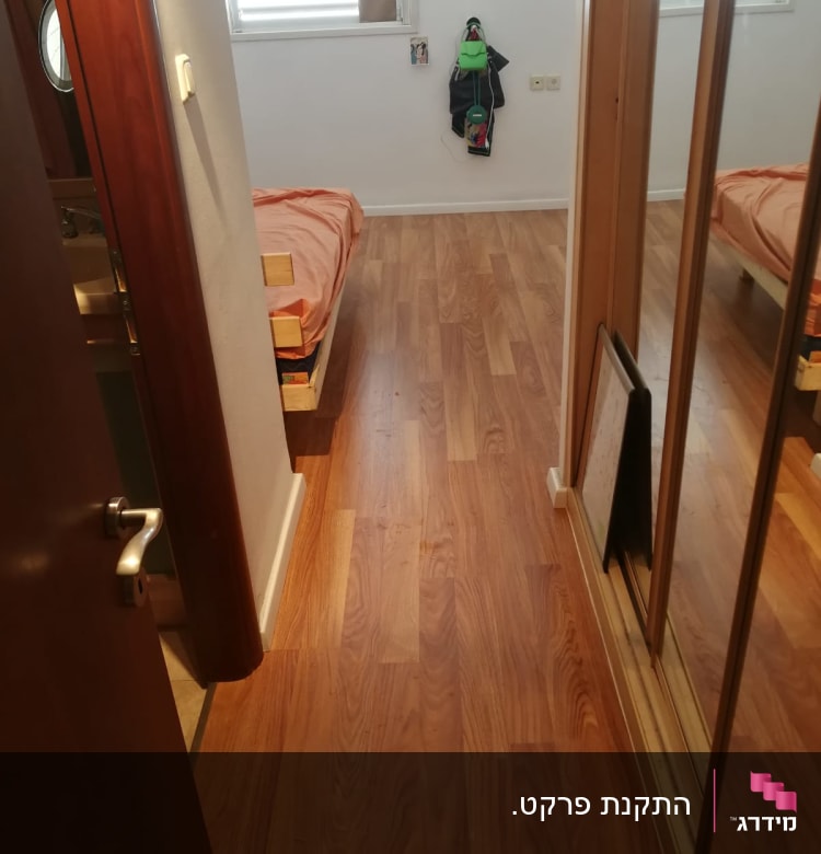 רצפת פרקט עץ בחדר שינה עם מיטה